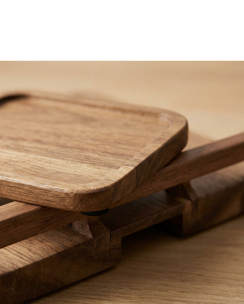 Zukfe Rounded Rectangle Acacia Wood Coasters Four Piece Walnut with Holder - Detail view